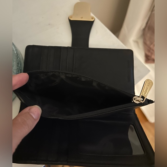 Michael Kors COLLECTION Buttery Soft Leather Continental Wallet (Like New) - Picture 11 of 14